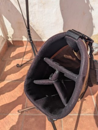 Bolsa de Golf Taylor Made con capucha