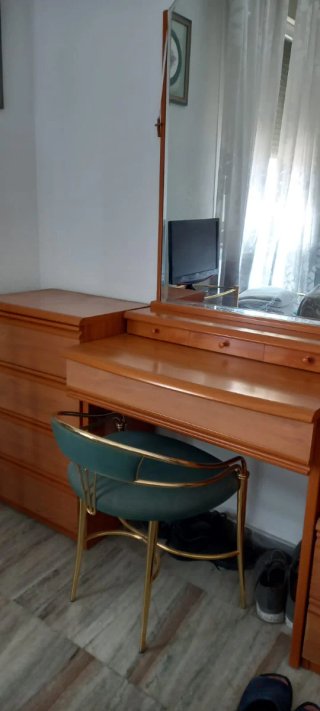 Muebles dormitorio: cajonera y mesitas