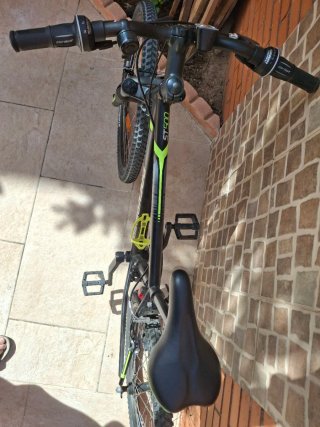 Bicicleta Rockrider Negra y Verde. ST 500 sport
