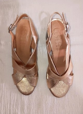 Sandalias doradas tacón cruzadas