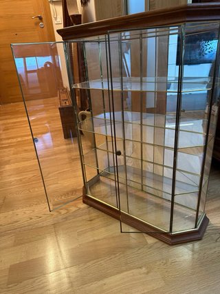 Vitrina expositora de cristal y madera