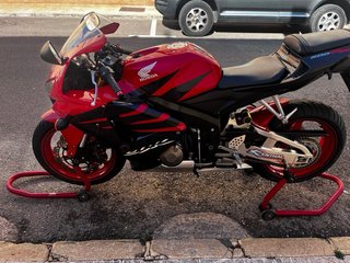 Honda CBR 600 RR Roja y Negra