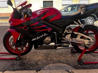 Honda CBR 600 RR Roja y Negra