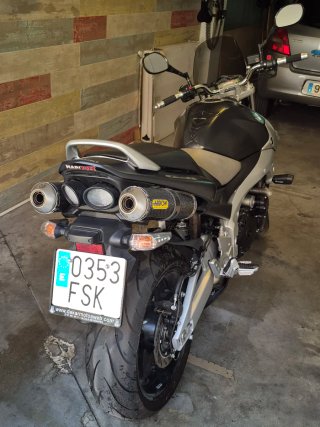 Suzuki GSR 600 Negra