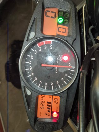Suzuki GSR 600 Negra