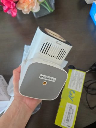Mini proyector HD dorado y blanco