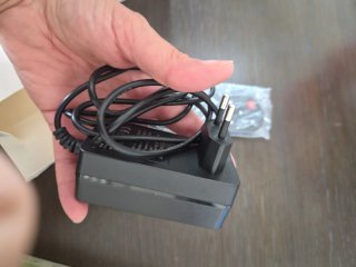 Mini proyector HD dorado y blanco