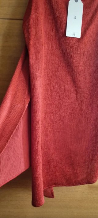Vestido texturizado con abertura lateral- NUEVO