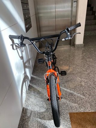 Bicicleta BMX Naranja y Negra