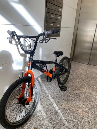 Bicicleta BMX Naranja y Negra