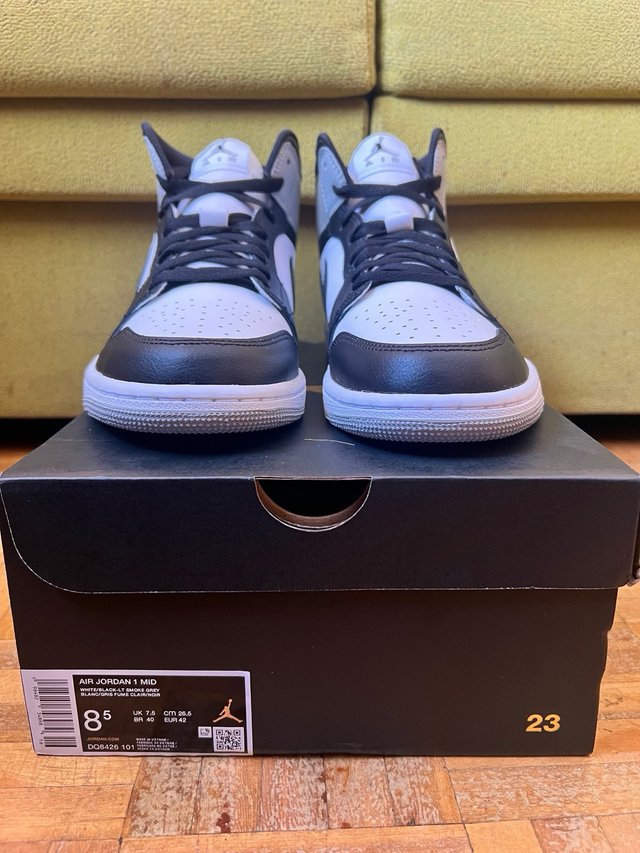 Nike Air Jordan 1 Mid Gris y Blanco