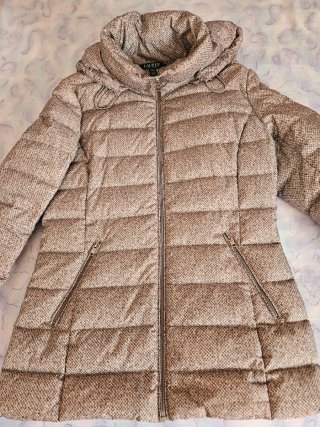 Abrigo acolchado beige y gris