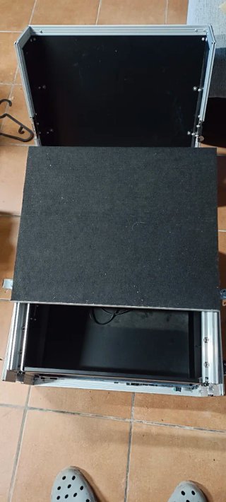 Rack DJ 19'' con vassoio estraibile per computer