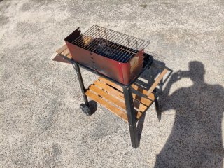 Barbacoa con ruedas y mesa lateral