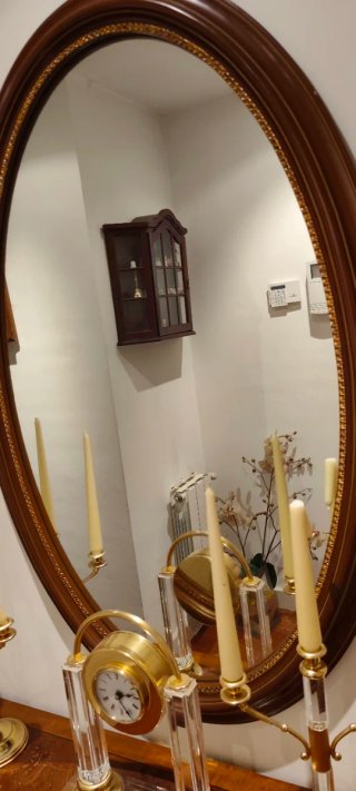 Mueble de entrada de madera con espejo