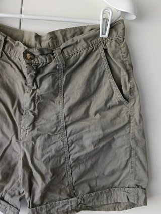 Pantalón corto color caqui/ verde militar