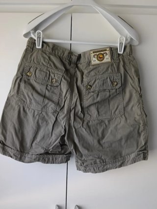 Pantalón corto color caqui/ verde militar