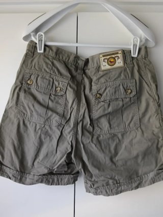 Pantalón corto color caqui/ verde militar
