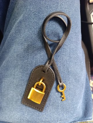 Aplique de piel para bolso con candado y llave