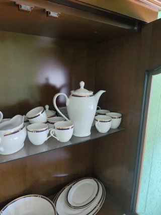 Vajilla de porcelana blanca y dorada