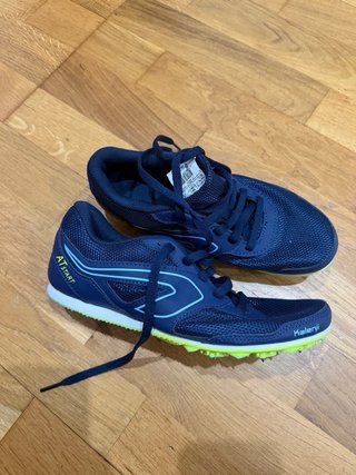 Zapatillas atletismo niño puestas una vez