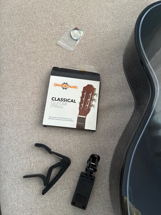 Guitarra Clásica Gear4music Negra + accesorios