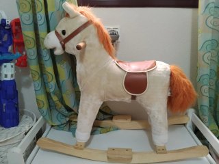 Caballo balancín peluche con melodias