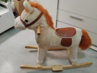 Caballo balancín peluche con melodias