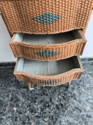 Costurero antiguo de mimbre