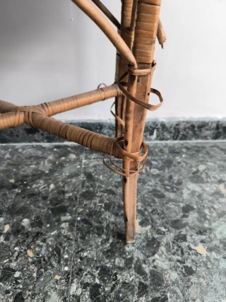 Costurero antiguo de mimbre
