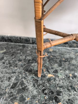 Costurero antiguo de mimbre
