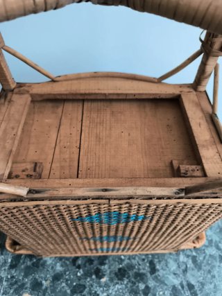 Costurero antiguo de mimbre