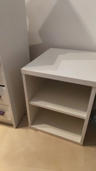 Estantería baja de madera blanca