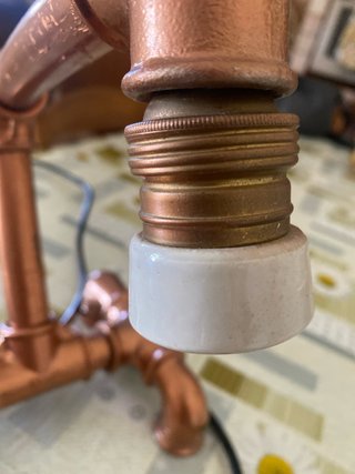 Lampada da tavolo fatta a mano in metallo