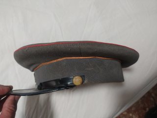 Gorra de plato gris con ribete rojo