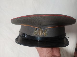Gorra de plato gris con ribete rojo