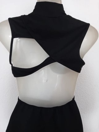 Vestido largo negro cuello alto sin mangas
