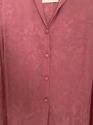Casaca larga rosa tejido jaguar y pantalón.