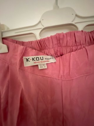 Casaca larga rosa tejido jaguar y pantalón.