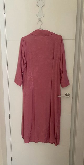 Casaca larga rosa tejido jaguar y pantalón.