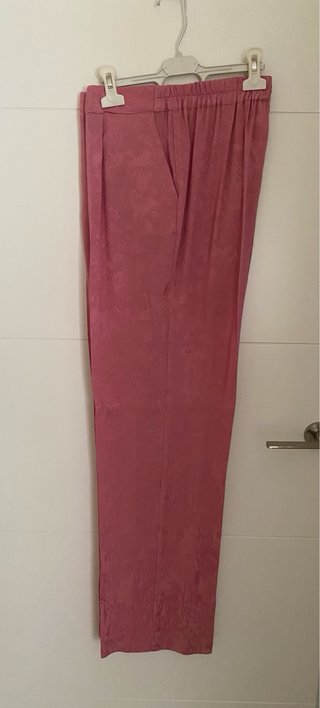 Casaca larga rosa tejido jaguar y pantalón.