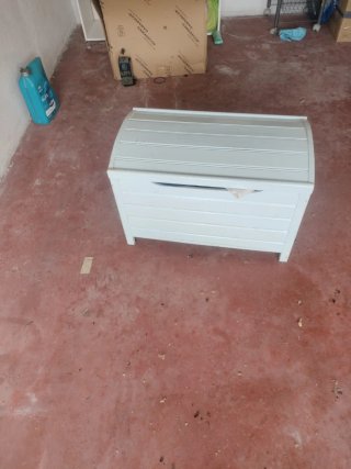 Baúl infantil gris y blanco