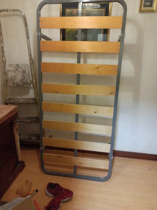 Somier de madera y metal con patas