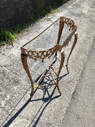 Mesa auxiliar antigua de metal y cristal