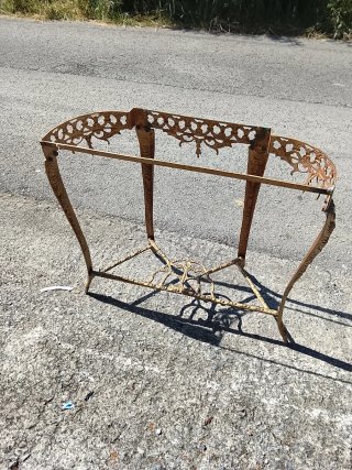 Mesa auxiliar antigua de metal y cristal