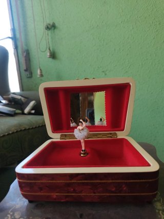 Joyero rojo y dorado