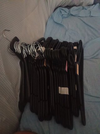 Perchas triangulares de plástico negro