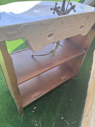 Mueble de baño rústico con lavabo saliente y grifo