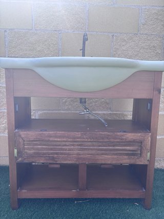 Mueble de baño rústico con lavabo saliente y grifo