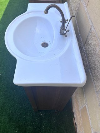 Mueble de baño rústico con lavabo saliente y grifo